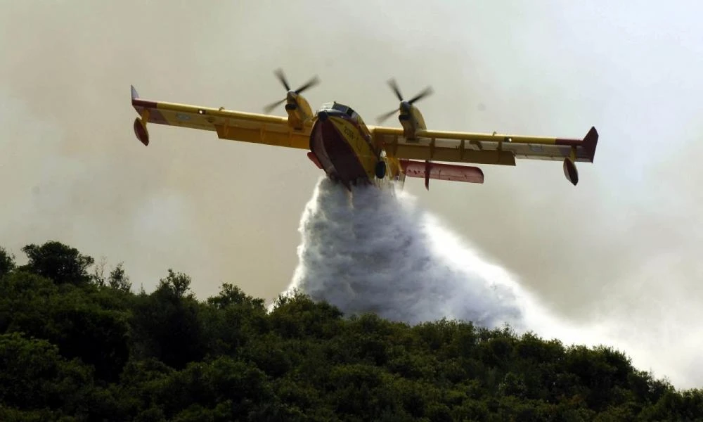 Δύο ελληνικά Canadair συνδράμουν τους Κύπριους πυροσβέστες για την κατάπαυση της φωτιάς στην Πάφο